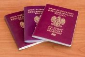 Na biurku leżą trzy paszporty